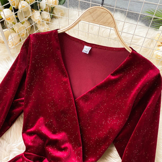 V-neck waist pack buttock gold velvet long sleeve skirt
Available Sizes Small-Large